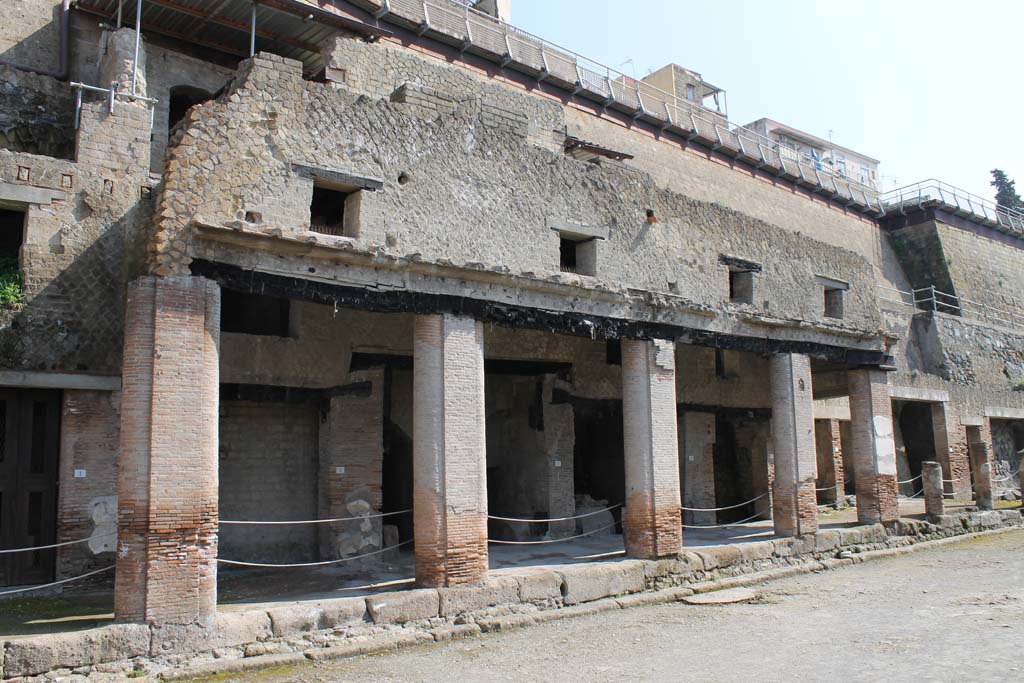 Decumanus Maximus, Herculaneum. March 2014. Looking north-east along north side, from shop no.1, on left.
Foto Annette Haug, ERC Grant 681269 DÉCOR.